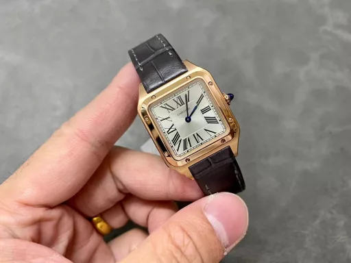 F1 The only one in the market with the same version of the head grain, perfectly restored Cartier's classic work, Cartier Santos. Dumont series, with smooth contours, simple and elegant, is very in line with the trend of contemporary gentlemen. Large watch diameter 46.633.9mm, medium watch diameter: 43.531.4mm, small watch diameter: 38*27.5mm; Swiss quartz movement Compared with round watches, square watches are particularly unique due to their angular design. When it comes to classic square watches, Cartier's Santos is naturally on the list. Santos watches are not only a model of square watches, but also considered to be 