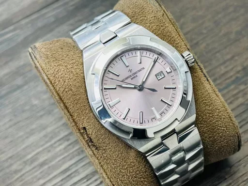 Vacheron Constantin's new Overseas automatic watch for women!1⃣️The new watch has a diameter of 35 mm, which is the same size as the original!2⃣️Equipped with the 9015 modified 1088/1 automatic winding movement, it highlights the slim and light sports style, like a delicate bracelet lingering around the wrist.3⃣️The watch is equipped with an integrated bracelet, which is composed of thin Maltese cross-shaped links, fitting the wrist like a second layer of skin.4⃣️Through the transparent case back, you can appreciate the rich decorative details that have been carefully carved.5⃣️Through the transparent case back, you can appreciate the rich decorative details that have been carefully carved. The bridge on one side of the case back is decorated with exquisite Geneva ripples. The iconic gold rotor of this series is decorated with a wind rose compass pattern, which symbolizes the spirit of never-ending travel and exploration with its graceful and endless dance.VC Factory's masterpiece is welcome to all goddesses! You deserve it!