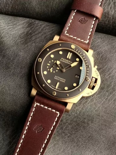 Panerai is a pit that can only be filled gradually with money, and it may not be filled no matter what. For example, when you spend a lot of time and effort to choose Radiomir, classic, right? The next day when you put it on your hand, you suddenly feel that it is not good, or Luminor is more good, and the second Panerai is on the agenda. Then you find that the dial is not simple enough, and two needles are more classic. Okay, the third one is already waving at you, and then you think the double M is more beautiful. After the sandwich, you still need a plaster surface and Paris nails. 42 always feels not good enough, or 47 is better… Is your wallet not thick enough? That's right. Panerai has such magic that makes you unable to stop. So the big guys say that Panerai has no end and it is not too late to turn back. Spend a little money to do big things. Buy a basic model, which has everything, but in the end it is just like this. The reason for choosing 968 is not because of the legend of the first three generations of bronze watches. To be honest, this generation of bronze watches has a tendency to decline, not to mention that the smaller 1074 of 671 is ready to be launched. However, as the watch friends accurately commented, it is the last signboard of Panerai after all, and it is also the only Panerai that needs to be stocked in the counter. It always has its unique charm. You will definitely do anything for this charm. VS Zhenpin: Panerai SUBMERSIBLE PAM00968 watch (calfskin-bronze/brown ceramic counterclockwise rotating bezel with graduation mark-brown dial, P.9010 customized fully automatic, 47mm),