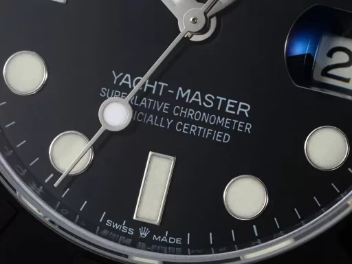 Super Factory's latest 18k gold-plated Yacht-Master, the highest version of the Yacht-Master 42MM series (Platinum Yacht, Gold Yacht) on the market. The counterweighted Yacht launched this time uses real materials. In order to maintain the original 11.8MM thickness, Super refused to thicken and weight the bottom cover, and used imported 904L stainless steel to create an integrated case. The whole body uses the real IP vacuum 18k (gold/platinum) gold-plated process, and comes with a certificate and an identification code. The color of gold and platinum is more consistent than any other mother-and-child factory in the market, and the appearance is truly color-free and material-free! The weight of the whole watch is 144 grams, saying goodbye to the fake era at first glance. The actual texture is far superior to any factory version on the market, and the heavy feeling is almost the same as the original!The configuration of Super is as follows:1️⃣The dial is made of enamel material, the correct color black paint surface, the font thickness, and the three-dimensional sense of the watch is restored; the pointer is polished with special craftsmanship, neat and sharp without burrs; the scale and pointer are imported Chromalight luminous (long-lasting blue light)!2️⃣The bidirectional rotating 60-minute scale outer ring is equipped with a matte black Cerachrom ceramic bezel, polished three-dimensional numbers and scales are synchronized with the watch, and the precision instrument adjusts the rotation damping of the bezel, 1:1 restores the texture of the watch!3️⃣The latest Super is equipped with high-performance rubber-coated elastic metal sheets. After many wearing experiences, the wearing effect is very comfortable; 1:1 folding Oyster safety buckle, the inside of the buckle can be pushed and pulled for fine adjustment, which is very convenient!4️⃣Equipped with an exclusive customized Cal.3235 paramagnetic blue hairspring movement, high-performance shock-absorbing device, and the power storage time is synchronized with the original!Super factory configures an NFC warranty card before leaving the factory: the code inside the case is unique to each watch and no code is repeated. Super is all about the ultimate and new heights!