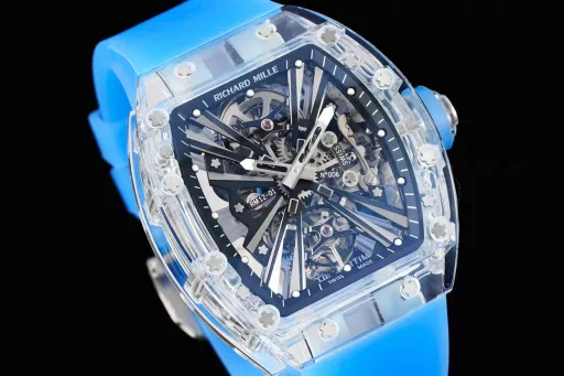RM Factory reproduces the extraordinary sports quality of Richard MillerAchieving the integration of material innovation and watch architecture, launching a generation of legendary RM12-01 Tourbillon Sapphire Transparent Edition[Case] ​​A fully transparent case is created by combining sapphire crystal to form a technically coherent and visually inseparable whole.The integrated base plate and case are integrated into one, inspired by the chassis of a racing car, which enhances rigidity and impact resistance.[Dial] The lines are inspired by the structural form of architectural design, and the tubular inclined configuration provides optimal rigidity and torsional rigidity, with excellent resistance to thermal changes and corrosive elements. The base plate supports a grade 5 titanium bridge, which is highly original in terms of three-dimensional structure. This outstanding architectural style can withstand accelerations of more than 5,000 Gs.[Movement] The Swiss standard custom-made tourbillon movement proudly displays the ultimate hand-made refinement of the movement through the sapphire crystal. The playful combination of polished pivots, satin polishing, circular surface treatment and high polishing presents a stunning visual effect. RM has broken through the technical barriers and achieved this masterpiece with a transparent movement, bringing a bright and moving appearance to the RM12-01.