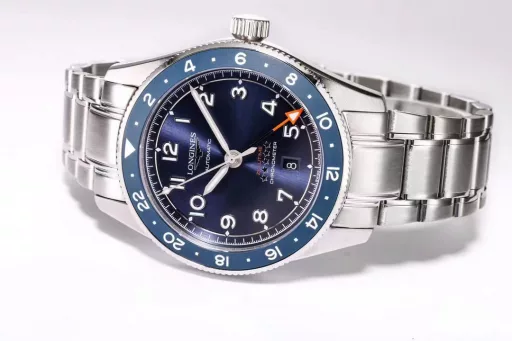 Longines launches the new Spirit Pioneer ZuIu Time watch!1⃣️Diameter 42 mm, frosted lettering, frosted ceramic bezel, bidirectional rotation, synchronized with the official website!2⃣️The bezel is decorated with black, green and blue ceramic inlays, marked with 24-hour scale and Super-LumiNova fluorescent inverted triangle, indicating the time information of the second time zone.3⃣️The disk is also decorated with a flying wing hourglass pattern and five star reliefs. There is a date window at 6 o'clock.4⃣️The sapphire crystal mirror is slightly arched, and both the inside and outside are treated with anti-glare coating. The bidirectional rotation is precise and smooth. The watch is equipped with a screw-in crown that is easy to grip and adjust, and the sealed case back is fixed by 6 screws, with excellent water resistance of 100 meters.5⃣️Stainless steel bracelet or brown/yellow/blue Italian calfskin, with a safety buckle, excellent, comfortable and sturdy.6⃣️The 2836 movement is modified into the original L844.4 automatic winding movement, which can provide up to 48 hours of power reserve and is certified by the Swiss Official Observatory (COSO).Welcome all watch friends to appreciate it!