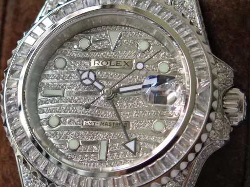 Extremely luxurious, TW challenges a new height of reproduction - perfectly restores the most expensive Rolex starry sky watch in history - Rolex GMT-Master II pavé diamond special edition - ROLEX116769TBR-74779B[Case] ​​The watch size is 40mm. Made of Germany's top 904L Oyster steel. The dial, bezel, case and bracelet are densely inlaid with the top Swarovski diamonds. Try to restore the invincible texture of the authentic luxury.[Strap] Made of 904L Oyster steel, the Oyster strap was launched in the late 1930s. It consists of three rows of wide and flat links. It is extremely strong. The entire bracelet is also neatly and meticulously inlaid with beautiful diamonds, and the effect is brilliant.[Movement] It uses the top Seagull 2824GMT dual time movement.