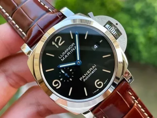 The VS PAM1116 dial uses a relatively rare green sunray pattern on Panerai. The color of the dial changes with the light. When the light shines directly on the dial, it is military green, and when it is backlit, it looks like a black dial. With blue steel hands and beige luminous paint, the colorful design can be more vividly reflected in the wearer's eyes. It is fun and beautiful to wear.