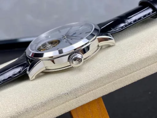 TUR Vacheron Constantin Patrimony Heritage Series Traditionnelle Kinetic Tourbillon Re-release watch, numbered: 89000/000R-9655. After three years of research and development, TUR has reproduced the wheel system layout and the original tourbillon components, and the double support points have reached four-point support (original patent), making the domestic watch industry achieve a qualitative leap. One minute carrousel, 6 vibrations per second, the same frequency as the original. The watch is equipped with the classic bezel, scale and hour markers of the Heritage series; the silver milky white dial is matched with 5N pink gold sword hands, which is full of traditional charm. Equipped with the new Cal.2260 mechanical movement, the case has a diameter of 42 mm and a thickness of 12.2 mm, and is inlaid with a transparent sapphire crystal case back, with 30 meters of water resistance. TUR has restored more than 95% of the functions and appearance based on the original size. The small second hand on the tourbillon and the tourbillon frame is displayed at 6:00 on the dial, which represents that TUR has once again broken through the original technology and function blockade, and has perfectly combined the design aesthetics and innovative materials on the mechanical device, reaching the same level as the original.Welcome all watch friends to appreciate it