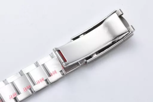 This 36mm constant motion is equipped with 3230 movement completely one to one open mold followed by true to false contrast all accessories are very similar, especially Tiffany blue one to one disassembly. Familiar watch friends know that the price of the same silver face is only about 5w, but the price of Tiffany blue was once fried to 20w because of the particularity of color matching. The logo on the buckle is also a technological breakthrough. cnc engraving with regular shape and light finish on the inside.Luminous powder using the original sl blue luminous powder, so accompanied by rough and black spots to particularity. The friends who have played or met should not be too strange. This is already a characteristic of Rolex.