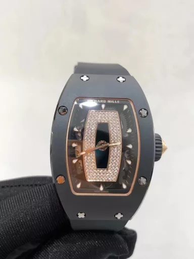 BBA Richard Miller RM0071⃣️Case: Uses the same ZTA white/black ceramic case as the original.2⃣️Movement: Exclusively customized movement to restore the original3⃣️Watch diameter: 1:1 restore the original 45.66x31.40mm, thickness is 11.85MM4⃣️Watch mirror material: Sapphire crystal mirror double anti-glare effect.5⃣️Watch strap material: Imported fluororubber watch strap, corrosion-resistant, comfortable and durable6⃣️Watch buckle: The latest titanium metal material7⃣️Diamond setting process: Breaking the traditional machine setting process, pure hand-made setting 8⃣️Electroplating process: PVD electroplating platinum