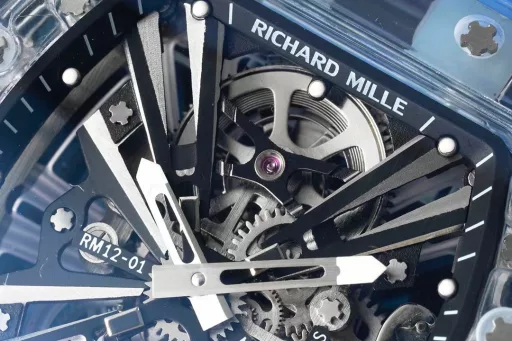 RM Factory reproduces the extraordinary sports quality of Richard MillerAchieving the integration of material innovation and watch architecture, launching a generation of legendary RM12-01 Tourbillon Sapphire Transparent Edition[Case] ​​A fully transparent case is created by combining sapphire crystal to form a technically coherent and visually inseparable whole.The integrated base plate and case are integrated into one, inspired by the chassis of a racing car, which enhances rigidity and impact resistance.[Dial] The lines are inspired by the structural form of architectural design, and the tubular inclined configuration provides optimal rigidity and torsional rigidity, with excellent resistance to thermal changes and corrosive elements. The base plate supports a grade 5 titanium bridge, which is highly original in terms of three-dimensional structure. This outstanding architectural style can withstand accelerations of more than 5,000 Gs.[Movement] The Swiss standard custom-made tourbillon movement proudly displays the ultimate hand-made refinement of the movement through the sapphire crystal. The playful combination of polished pivots, satin polishing, circular surface treatment and high polishing presents a stunning visual effect. RM has broken through the technical barriers and achieved this masterpiece with a transparent movement, bringing a bright and moving appearance to the RM12-01.