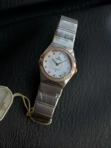 AS Omega fifth generation Constellation series 28mm Swiss quartz watch.The whole watch has been finely polished. The fit between the case and the claws, the Roman scale on the bezel and the restoration of the observatory on the bottom cover are comparable to the original.The dial uses mother-of-pearl material and unique etching technology to create the dial texture pattern, and the new Taiwan stone holder makes the lettering more delicate.The chamfers on both sides of the case and bracelet are hand-polished and polished by watchmakers to make the watch more refined! The style is gentle and moving, and the workmanship is exquisite. The most beautiful constellation, the first choice for ladies!