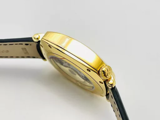 MKF Factory Vacheron Constantin Historical Masterpiece Series American 1921 Watch Series!1⃣️Equipped with a customized version of Danton 2824 two-and-a-half-hand movement, it has strong stability!2⃣️The 40MM diameter, unique commemorative pillow-shaped case is based on the early cushion-shaped case design, integrating the current noble materials, craftsmanship and aesthetic concepts to reshape the classics!3⃣️The crown is offset from the center and located in the upper right corner of the case, making it more comfortable to wear. At the same time, this design also comes from the early cushion-shaped watch!4⃣️The dial scale is arranged diagonally with the case as a reference, which is very distinctive; the polished pink gold Maltese cross at 12 o'clock on the dial makes the dial more prominent!5⃣️Black oxidized hour and minute hands, bar-shaped black oxidized small second hand, elegant and unique!6⃣️The back of the watch is made of a transparent sapphire crystal case back, which is locked with screws, so that the exquisite polishing of Vacheron Constantin's top movement can be seen at a glance.7⃣️The watch is paired with a hand-stitched square calfskin strap with a polished half Maltese cross design pin buckle!MKF Factory's masterpiece is welcome to appreciate it!