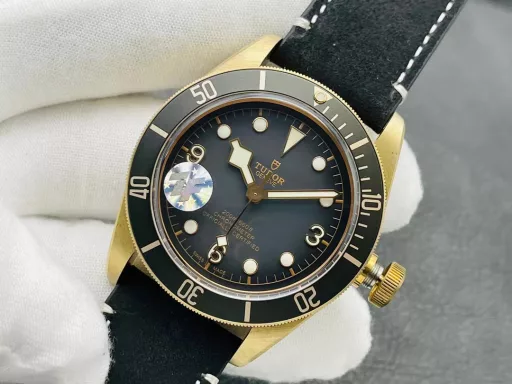 [ZF Factory 2021 Annual Masterpiece] V3 Upgraded Version The most sentimental watch - Tudor Biwan Bronze - M79250BA-0001 watch.1⃣️ [Case] ​​The watch size is 43 mm. As a pioneer of bronze materials, it not only strives for perfection in details. In terms of material, the perfect use of [aluminum bronze] (Note: Aluminum blue has a slow oxidation process and does not produce green rust, and has higher hardness and more weight) ZF products guarantee the effect of genuine oxidation and restore the unique style of the watch.2⃣️ [Strap buckle] Hand-stitched Italian cowhide and frosted treatment, the appearance is more retro, and it is perfectly matched with the aluminum bronze pin buckle.3⃣️ [Movement] The Seagull 2824 automatic winding movement with the least repair and the most stable travel time is adopted.Bronze artifacts are matched with god-level reproductions, and ZF's new generation of bronze artifacts are appreciated together!ZF Factory's masterpiece welcomes your appreciation!