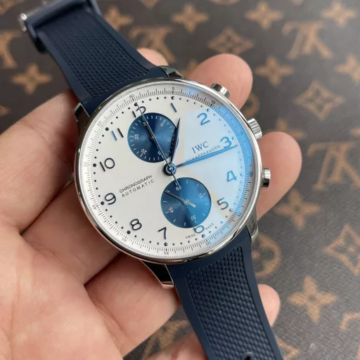 IWC Portuguese Chronograph Series - IW371620This panda dial 371620 has a simple and casual, just right elegant design, and has a gold steel case and charming curvature. The case diameter is only 41 mm and the thickness is 13 mm, which is very suitable for daily wear.The panda dial has a very high design appeal, and the sea and sky color matching of the Portuguese watch adds a nautical atmosphere. The sub-dial of the panda eye follows a vertical layout. In this way, it looks like a panda with its head tilted, which is very cute. The smooth surface enhances the sense of depth and vividness, and is more three-dimensional.Equipped with a 69355 movement, it is beautifully polished and equipped with a column wheel mechanism to make the operation feedback of the chronograph button smoother. The power reserve has also been increased to 46 hours, and the two-way pawl winding system used is still reliable.The IWC Portuguese Chronograph 371620 has different styles from different angles. You can see it as an elegant dress watch or a sporty sports watch. It is a masterpiece worth experiencing in the lifetime of watch lovers.