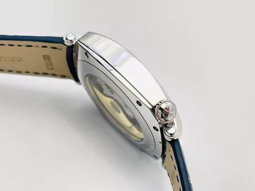 MKF Factory Vacheron Constantin Historical Masterpiece Series American 1921 Watch Series!1⃣️Equipped with a customized version of Danton 2824 two-and-a-half-hand movement, it has strong stability!2⃣️The 40MM diameter, unique commemorative pillow-shaped case is based on the early cushion-shaped case design, integrating the current noble materials, craftsmanship and aesthetic concepts to reshape the classics!3⃣️The crown is offset from the center and located in the upper right corner of the case, making it more comfortable to wear. At the same time, this design also comes from the early cushion-shaped watch!4⃣️The dial scale is arranged diagonally with the case as a reference, which is very distinctive; the polished pink gold Maltese cross at 12 o'clock on the dial makes the dial more prominent!5⃣️Black oxidized hour and minute hands, bar-shaped black oxidized small second hand, elegant and unique!6⃣️The back of the watch is made of a transparent sapphire crystal case back, which is locked with screws, so that the exquisite polishing of Vacheron Constantin's top movement can be seen at a glance.7⃣️The watch is paired with a hand-stitched square calfskin strap with a polished half Maltese cross design pin buckle!MKF Factory's masterpiece is welcome to appreciate it!