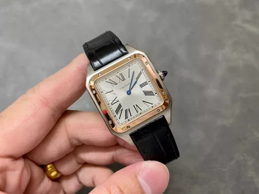 F1 The only one in the market with the same version of the head grain, perfectly restored Cartier's classic work, Cartier Santos. Dumont series, with smooth contours, simple and elegant, is very in line with the trend of contemporary gentlemen. Large watch diameter 46.633.9mm, medium watch diameter: 43.531.4mm, small watch diameter: 38*27.5mm; Swiss quartz movement Compared with round watches, square watches are particularly unique due to their angular design. When it comes to classic square watches, Cartier's Santos is naturally on the list. Santos watches are not only a model of square watches, but also considered to be 