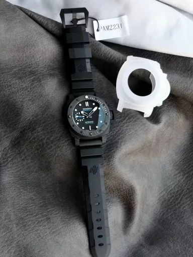 VS Limited Edition Recommendation (New): Panerai Submersible Series PAM02231 watch, carbon fiber watch with black natural rubber strap, Carbotech™ counterclockwise rotating bezel with scale, sapphire crystal glass with luminous hour markers and dots. Date is 3 O'Clock, small seconds is 9 O'Clock, equipped with P.900 automatic mechanical movement, size: 42 mm.