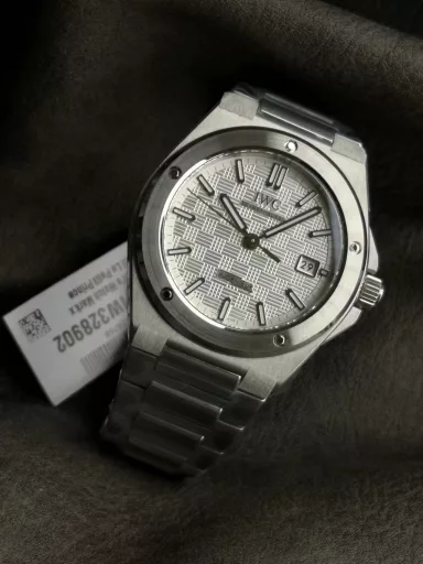 Seven-star recommendation: Ingenieur engineer watchIWC launched a new generation of Ingenieur engineer watch at Watches & Wonders Geneva in 2023, designed by Gérald Genta, returning to the classic Ref. 1832 designed by Gérald Genta in the 1970s.The 40mm case combines vertical brushing, circular brushing and mirror polishing, and the carefully reconstructed lines present a softer and smoother outline. The thickness is 10.7mm.The bezel is tightly fixed by 5 screws, and the lug details and H-shaped bracelet adopt a new design that is more ergonomic and can fit the wrist more comfortably.The most special thing about the new work is that the dial reproduces the 