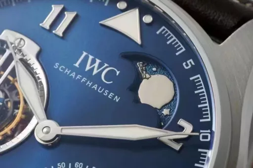 JB's new product, the latest masterpiece, IWC Little Prince Pilot Series IW590302 watch, constant-power tourbillon!!!1⃣️ Exclusively developed 94850 movement, with a power reserve of up to 80 hours, and three functions restored to the original:(1): Constant-power tourbillon device.(2): Moon phase display at 1 o'clock.(3): Power reserve display.2⃣️ Case: Designed according to the original one-to-one depiction. Restore the original three-piece set: Whether it is the front and back of the case, the side of the case and the arc-shaped brushed polishing process are perfectly synchronized with the original. The diameter is 46mm and the thickness is 13.5mm.3⃣️ Mirror: Sapphire arched mirror.4⃣️ Hands: BBR factory spared no expense, from design to mold opening, style, and inspection multiple times to achieve a three-dimensional hand that is consistent with the original.5⃣️Strap: Made of Italian black cowhide crocodile pattern strap, hand-stitched, with details in place, paired with IWC original folding clasp, the buckle surface has clear fonts, and restores authentic details.