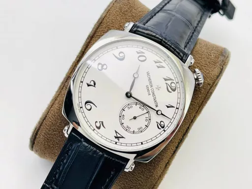 MKF Factory Vacheron Constantin Historical Masterpiece Series American 1921 Watch Series!1⃣️Equipped with a customized version of Danton 2824 two-and-a-half-hand movement, it has strong stability!2⃣️The 40MM diameter, unique commemorative pillow-shaped case is based on the early cushion-shaped case design, integrating the current noble materials, craftsmanship and aesthetic concepts to reshape the classics!3⃣️The crown is offset from the center and located in the upper right corner of the case, making it more comfortable to wear. At the same time, this design also comes from the early cushion-shaped watch!4⃣️The dial scale is arranged diagonally with the case as a reference, which is very distinctive; the polished pink gold Maltese cross at 12 o'clock on the dial makes the dial more prominent!5⃣️Black oxidized hour and minute hands, bar-shaped black oxidized small second hand, elegant and unique!6⃣️The back of the watch is made of a transparent sapphire crystal case back, which is locked with screws, so that the exquisite polishing of Vacheron Constantin's top movement can be seen at a glance.7⃣️The watch is paired with a hand-stitched square calfskin strap with a polished half Maltese cross design pin buckle!MKF Factory's masterpiece is welcome to appreciate it!