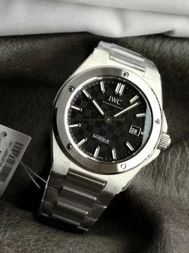 Seven-star recommendation: Ingenieur engineer watchIWC launched a new generation of Ingenieur engineer watch at Watches & Wonders Geneva in 2023, designed by Gérald Genta, returning to the classic Ref. 1832 designed by Gérald Genta in the 1970s.The 40mm case combines vertical brushing, circular brushing and mirror polishing, and the carefully reconstructed lines present a softer and smoother outline. The thickness is 10.7mm.The bezel is tightly fixed by 5 screws, and the lug details and H-shaped bracelet adopt a new design that is more ergonomic and can fit the wrist more comfortably.The most special thing about the new work is that the dial reproduces the 