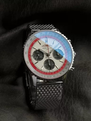 Breitling's new Navitimer celebrates its 70th anniversary, and Breitling reinterprets the classic watch with bold colors. With a size of 43mm, the iteration is undoubtedly an authentic aviation chronograph, with a circular flight slide rule, a stick scale, three small dials and a grooved bezel for easy grip, and the new OXF B01 movement