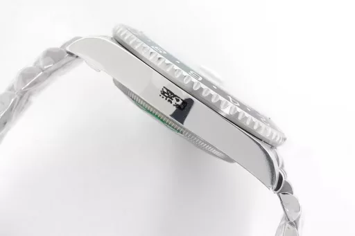EW2022 new product, Greenwich left-handed Sprite bezel① Exclusively customized 3186 movement, can adjust the hour hand, can adjust the calendar by the hour hand, restore all the original functions, stable and reliable quality;② Bezel: high-tech integrated ceramic outer bezel, with platinum font;③ Case: size and thickness are consistent with the original, thickness is only 12.5;④ Lettering: top Swiss ice blue luminous, polished letter nails, color matching;⑤ Glass: sapphire glass with 2.5 times magnifying glass effect, transparent glass;⑥ Steel strap: 904 stainless steel strap, each strap fits perfectly with the lugs, giving the wrist the highest comfort;EW products must be fine products, and every extreme detail is the sincerity of the EW factory's ingenuity development;