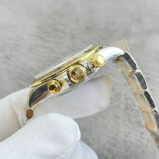 Rolex Cosmograph Daytona series m116503-0004 watch! Gold-plated black face luminous stripe Daytona, equipped with Dandong 4130 movement, 40mm diameter, the middle gold strap part does not leak white, C factory