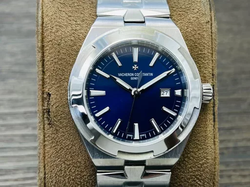 Vacheron Constantin's new Overseas automatic watch for women!1⃣️The new watch has a diameter of 35 mm, which is the same size as the original!2⃣️Equipped with the 9015 modified 1088/1 automatic winding movement, it highlights the slim and light sports style, like a delicate bracelet lingering around the wrist.3⃣️The watch is equipped with an integrated bracelet, which is composed of thin Maltese cross-shaped links, fitting the wrist like a second layer of skin.4⃣️Through the transparent case back, you can appreciate the rich decorative details that have been carefully carved.5⃣️Through the transparent case back, you can appreciate the rich decorative details that have been carefully carved. The bridge on one side of the case back is decorated with exquisite Geneva ripples. The iconic gold rotor of this series is decorated with a wind rose compass pattern, which symbolizes the spirit of never-ending travel and exploration with its graceful and endless dance.VC Factory's masterpiece is welcome to all goddesses! You deserve it!