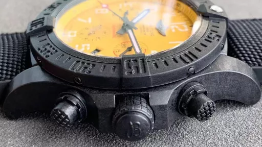 Breitling original one-to-one carbon fiber texture, the ultimate new work. The Breitling Avenger Hurricane series 45mm chronograph was purchased two years ago and disassembled for inspection. After many efforts by the watchmaker, it was finally cracked. It is made of Breitlight® material. Breitlight® is a thermoplastic resin with excellent high temperature resistance. It is a composite of polycarbonate and carbon fiber. The material is 3.3 times lighter than titanium and 5.8 times lighter than stainless steel, but it is stronger and can't be broken! It also has many advantages: scratches, polishing, corrosion resistance, anti-magnetic, anti-allergic, and has a warmer touch than metal, and presents the mottled visual effect of carbon fiber. (The raw materials are purchased in Switzerland, which is hard-won. Don't miss it if you like it) The real thing looks better