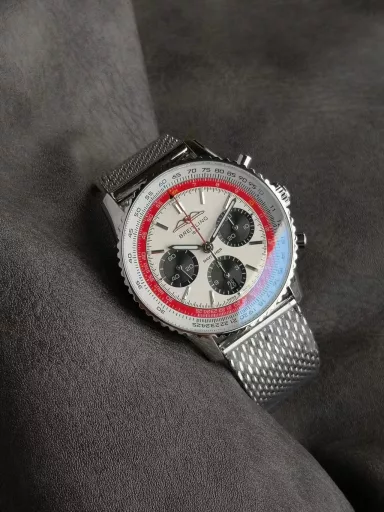 Breitling's new Navitimer celebrates its 70th anniversary, and Breitling reinterprets the classic watch with bold colors. With a size of 43mm, the iteration is undoubtedly an authentic aviation chronograph, with a circular flight slide rule, a stick scale, three small dials and a grooved bezel for easy grip, and the new OXF B01 movement