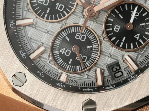APP Audemars Piguet Royal Oak Offshore 26420 New Upgraded VersionThe newly molded 43 mm case (market version 44 mm, which is the case of the old 26400) adopts a new design, a more ergonomic case, and more refined case details. It has larger polished chamfers. The 43 mm wide case has been carefully modified to accommodate the new movement with a slightly larger diameter. The case contains a set of newly designed chronograph buttons.The dial has been upgraded, the dial texture is CNC slow-washed (non-hydraulic), the finished product has clear texture, and the iconic square is now connected to each other by a cross.The calendar has been upgraded. After the modification of the movement, the original large calendar has been realized. The date window has been pushed to the edge of the dial, and the hands have been slightly modified.The new interchangeable strap function, equipped with a quick release system, can easily change the wearing style. The rubber strap color is black, and there is also a leather strap available.In addition to the titanium version, the Royal Oak Offshore Chronograph 43 mm features a black ceramic bezel, creating a sharp contrast in material and color. The crown and pushers are also made of ceramic.