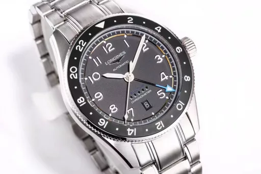 Longines launches the new Spirit Pioneer ZuIu Time watch!1⃣️Diameter 42 mm, frosted lettering, frosted ceramic bezel, bidirectional rotation, synchronized with the official website!2⃣️The bezel is decorated with black, green and blue ceramic inlays, marked with 24-hour scale and Super-LumiNova fluorescent inverted triangle, indicating the time information of the second time zone.3⃣️The disk is also decorated with a flying wing hourglass pattern and five star reliefs. There is a date window at 6 o'clock.4⃣️The sapphire crystal mirror is slightly arched, and both the inside and outside are treated with anti-glare coating. The bidirectional rotation is precise and smooth. The watch is equipped with a screw-in crown that is easy to grip and adjust, and the sealed case back is fixed by 6 screws, with excellent water resistance of 100 meters.5⃣️Stainless steel bracelet or brown/yellow/blue Italian calfskin, with a safety buckle, excellent, comfortable and sturdy.6⃣️The 2836 movement is modified into the original L844.4 automatic winding movement, which can provide up to 48 hours of power reserve and is certified by the Swiss Official Observatory (COSO).Welcome all watch friends to appreciate it!