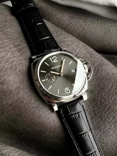 The new Panerai Lumino Dur series PAM01250 watch, stainless steel case with black Italian imported calfskin strap, sapphire crystal glass, carbon black, sun radiation pattern, with luminous Arabic numerals and hour markers. Date display at 3 o'clock, small seconds at 9 o'clock. Equipped with Cal.P.9000 automatic mechanical movement, size: 42 mm.