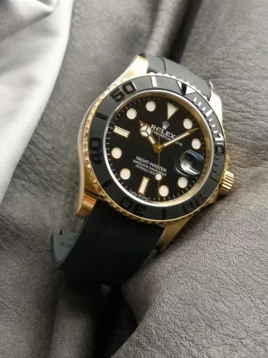 CLEAN Limited Edition Recommendation: Rolex Yacht-Master Series M226658-0001 watch, gold case with natural rubber strap, gold bidirectional rotating outer ring, one-piece matte black ceramic Cerachrom 60-minute scale bezel; polished, three-dimensional scale and numbers, minute scale marked on the first 15 minutes of the bezel. Black lacquer, 18K gold hour markers, easy-to-read Chromalight luminous (long-lasting blue light), 18K gold hands, easy-to-read Chromalight luminous (long-lasting blue light). Equipped with 3235 automatic mechanism, 42 mm