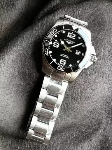 VS Limited Edition: Longines Sports Series L3.781.4.56.6 watch, stainless steel case and bracelet, black ceramic, unidirectional rotating bezel, black sun-grained dial, 3 Arabic numerals and 10 synthetic gemstone hour markers, coated with Super-LumiNova®; rhodium-plated hour, minute and second hands, red chronograph hands, coated with Super-LumiNova®, equipped with L888 automatic machinery, 43 mm.