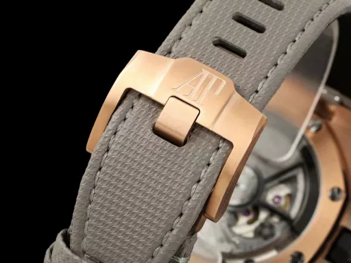 APP Audemars Piguet Royal Oak Offshore 26420 New Upgraded VersionThe newly molded 43 mm case (market version 44 mm, which is the case of the old 26400) adopts a new design, a more ergonomic case, and more refined case details. It has larger polished chamfers. The 43 mm wide case has been carefully modified to accommodate the new movement with a slightly larger diameter. The case contains a set of newly designed chronograph buttons.The dial has been upgraded, the dial texture is CNC slow-washed (non-hydraulic), the finished product has clear texture, and the iconic square is now connected to each other by a cross.The calendar has been upgraded. After the modification of the movement, the original large calendar has been realized. The date window has been pushed to the edge of the dial, and the hands have been slightly modified.The new interchangeable strap function, equipped with a quick release system, can easily change the wearing style. The rubber strap color is black, and there is also a leather strap available.In addition to the titanium version, the Royal Oak Offshore Chronograph 43 mm features a black ceramic bezel, creating a sharp contrast in material and color. The crown and pushers are also made of ceramic.