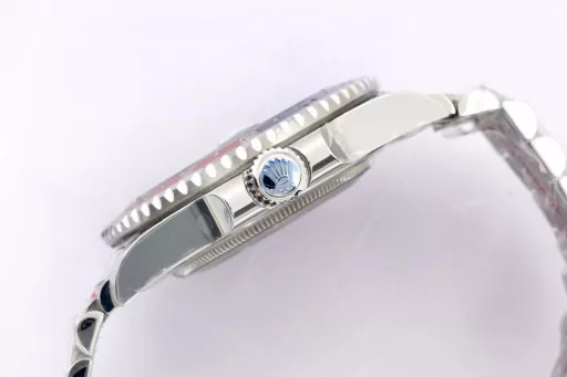 EW's most powerful Rolex Oyster Perpetual GMT-Master 40 series① Exclusively customized 3186 movement, can adjust the hour hand, can adjust the calendar by the hour hand, restore all the original functions, stable and reliable quality;② Bezel: high-tech integrated ceramic outer bezel, with platinum font; (upgraded red and blue bezel, the color is almost the same as the original)③ Case: the size and thickness are the same as the original, the thickness is only 12.5;④ Lettering: top Swiss ice blue luminous, polished letter nails, color matching;⑤ Glass: sapphire glass with 2.5 times magnifying glass effect, transparent glass;⑥ Steel strap: 904 stainless steel strap, each strap fits perfectly with the lugs, giving the wrist the highest comfort;EW products must be fine products, and every extreme detail is the sincerity of the EW factory's ingenuity development;