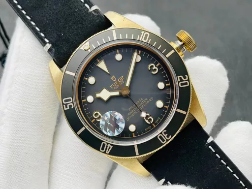 [ZF Factory 2021 Annual Masterpiece] V3 Upgraded Version The most sentimental watch - Tudor Biwan Bronze - M79250BA-0001 watch.1⃣️ [Case] ​​The watch size is 43 mm. As a pioneer of bronze materials, it not only strives for perfection in details. In terms of material, the perfect use of [aluminum bronze] (Note: Aluminum blue has a slow oxidation process and does not produce green rust, and has higher hardness and more weight) ZF products guarantee the effect of genuine oxidation and restore the unique style of the watch.2⃣️ [Strap buckle] Hand-stitched Italian cowhide and frosted treatment, the appearance is more retro, and it is perfectly matched with the aluminum bronze pin buckle.3⃣️ [Movement] The Seagull 2824 automatic winding movement with the least repair and the most stable travel time is adopted.Bronze artifacts are matched with god-level reproductions, and ZF's new generation of bronze artifacts are appreciated together!ZF Factory's masterpiece welcomes your appreciation!