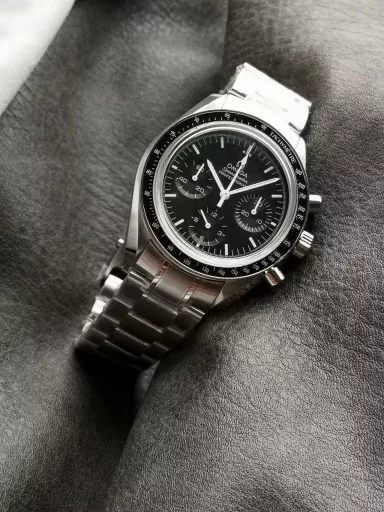 OM Discovery Magazine: Omega Speedmaster 3577.50.00 watch (stainless steel-black dial, 1861 manual, 42 mm).