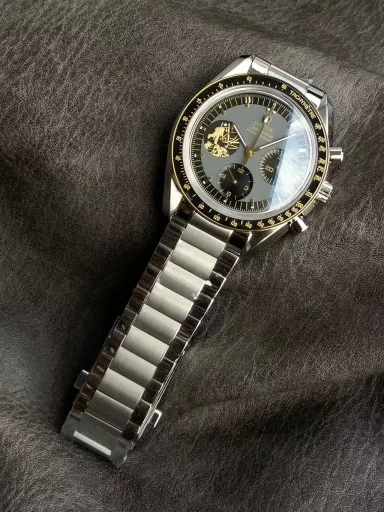 OM Discovery Magazine, Omega Speedmaster 310.20.42.50.01.001 watch, stainless steel bracelet case, lacquered gray dial, 3861 manual mechanical chronograph, 42 mm.