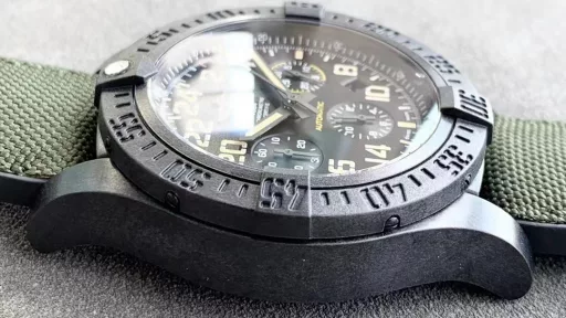 Breitling original one-to-one carbon fiber texture, the ultimate new work. The Breitling Avenger Hurricane series 45mm chronograph was purchased two years ago and disassembled for inspection. After many efforts by the watchmaker, it was finally cracked. It is made of Breitlight® material. Breitlight® is a thermoplastic resin with excellent high temperature resistance. It is a composite of polycarbonate and carbon fiber. The material is 3.3 times lighter than titanium and 5.8 times lighter than stainless steel, but it is stronger and can't be broken! It also has many advantages: scratches, polishing, corrosion resistance, anti-magnetic, anti-allergic, and has a warmer touch than metal, and presents the mottled visual effect of carbon fiber. (The raw materials are purchased in Switzerland, which is hard-won. Don't miss it if you like it) The real thing looks better