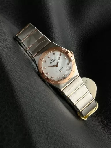 AS Omega fifth generation Constellation series 28mm Swiss quartz watch.The whole watch has been finely polished. The fit between the case and the claws, the Roman scale on the bezel and the restoration of the observatory on the bottom cover are comparable to the original.The dial uses mother-of-pearl material and unique etching technology to create the dial texture pattern, and the new Taiwan stone holder makes the lettering more delicate.The chamfers on both sides of the case and bracelet are hand-polished and polished by watchmakers to make the watch more refined! The style is gentle and moving, and the workmanship is exquisite. The most beautiful constellation, the first choice for ladies!