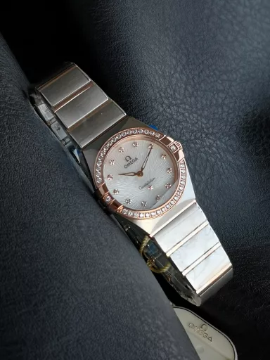 AS Omega fifth generation Constellation series 28mm Swiss quartz watch.The whole watch has been finely polished. The fit between the case and the claws, the Roman scale on the bezel and the restoration of the observatory on the bottom cover are comparable to the original.The dial uses mother-of-pearl material and unique etching technology to create the dial texture pattern, and the new Taiwan stone holder makes the lettering more delicate.The chamfers on both sides of the case and bracelet are hand-polished and polished by watchmakers to make the watch more refined! The style is gentle and moving, and the workmanship is exquisite. The most beautiful constellation, the first choice for ladies!