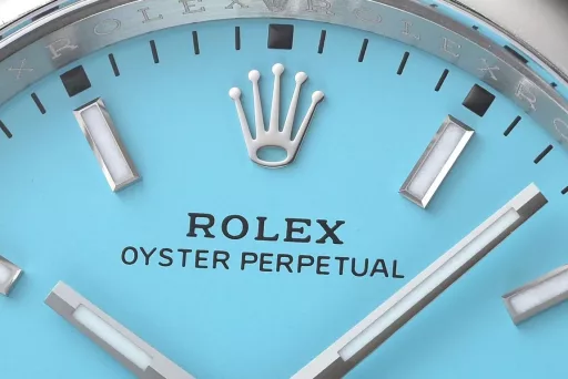 This 36mm constant motion is equipped with 3230 movement completely one to one open mold followed by true to false contrast all accessories are very similar, especially Tiffany blue one to one disassembly. Familiar watch friends know that the price of the same silver face is only about 5w, but the price of Tiffany blue was once fried to 20w because of the particularity of color matching. The logo on the buckle is also a technological breakthrough. cnc engraving with regular shape and light finish on the inside.Luminous powder using the original sl blue luminous powder, so accompanied by rough and black spots to particularity. The friends who have played or met should not be too strange. This is already a characteristic of Rolex.