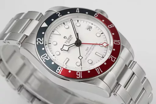 ZF shows its lofty ambition! Biwan Greenwich[Case] ​​41mm diameter, frosted 316L stainless steel case, bidirectional rotating outer bezel, with burgundy and dark blue anodized aluminum bezel to display multiple time zone functions. The eye-catching matte rotating outer bezel incorporates the iconic dark blue and burgundy of the Biwan series into the color scheme, paying tribute to the bold aesthetics of early watches.[Dial] The new egg white dial collides with its classic color scheme to create a new spark. Unlike pure white, the egg white color faintly flashes silver luster as the light changes. After electroplating, the dial presents a white-gray matte texture, and the darker color around the hour markers brings an unexpected color contrast effect, reminiscent of the golden age of commercial aviation in the mid-twentieth century. This dial is not only beautiful and charming, but also clear and easy to read.[Strap] The rivet strap is known for its unique design features. The links on both sides of the strap are connected by rivet heads, presenting a unique stepped structure. The strap perfectly combines the above two aesthetic features, and uses solid links and laser-finished rivet heads, incorporating modern manufacturing technology.ZF fully demonstrates its strong technical research and development capabilities. For pure mechanical watch enthusiasts, this Tudor Biwan Greenwich model will also become their must-have choice