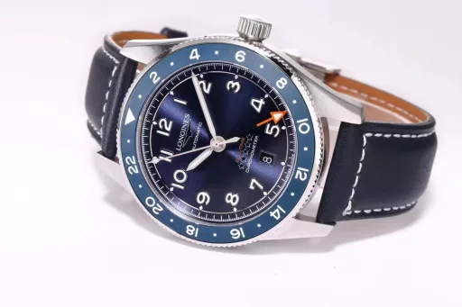 Longines launches the new Spirit Pioneer ZuIu Time watch!1⃣️Diameter 42 mm, frosted lettering, frosted ceramic bezel, bidirectional rotation, synchronized with the official website!2⃣️The bezel is decorated with black, green and blue ceramic inlays, marked with 24-hour scale and Super-LumiNova fluorescent inverted triangle, indicating the time information of the second time zone.3⃣️The disk is also decorated with a flying wing hourglass pattern and five star reliefs. There is a date window at 6 o'clock.4⃣️The sapphire crystal mirror is slightly arched, and both the inside and outside are treated with anti-glare coating. The bidirectional rotation is precise and smooth. The watch is equipped with a screw-in crown that is easy to grip and adjust, and the sealed case back is fixed by 6 screws, with excellent water resistance of 100 meters.5⃣️Stainless steel bracelet or brown/yellow/blue Italian calfskin, with a safety buckle, excellent, comfortable and sturdy.6⃣️The 2836 movement is modified into the original L844.4 automatic winding movement, which can provide up to 48 hours of power reserve and is certified by the Swiss Official Observatory (COSO).Welcome all watch friends to appreciate it!