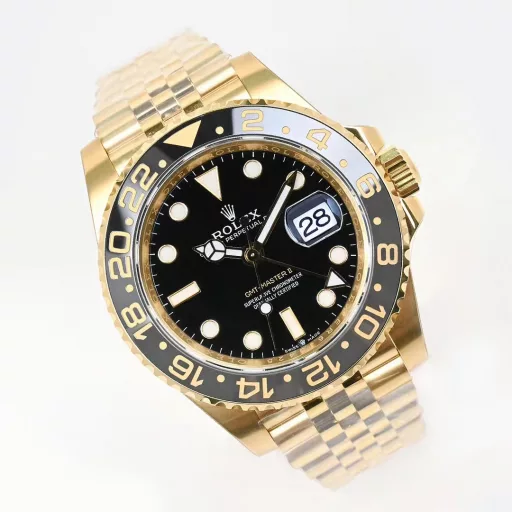 EW [2023 Masterpiece] Rolex Greenwich 40 Series① Equipped with 3285 movement, the hour hand can be adjusted, the calendar can be adjusted by the hour hand, and all original functions can be restored, with stable and reliable quality;② Bezel: high-tech integrated ceramic outer bezel, with gold font;③ Case: the size and thickness are consistent with the original, with a thickness of only 12mm; ④ Lettering: top Swiss ice blue luminous, polished letter nails, color matching;⑤ Glass: sapphire glass with 2.5x magnifying glass effect, transparent glass;⑥ Steel band: 904 stainless steel strap, new five-section splicing grain, all parts are electroplated with thick gold, and there is no blank on the side;EW products must be fine products, and every extreme detail is the sincerity of the EW factory's ingenuity development;