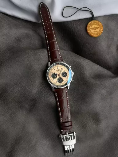 Breitling's new Navitimer celebrates its 70th anniversary, and Breitling reinterprets the classic watch with bold colors. With a size of 43mm, the iteration is undoubtedly an authentic aviation chronograph, with a circular flight slide rule, a stick scale, three small dials and a grooved bezel for easy grip, and the new OXF B01 movement