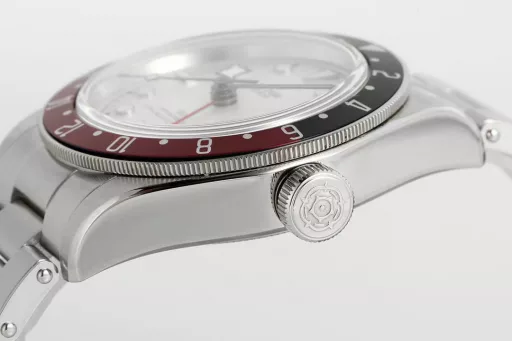 ZF shows its lofty ambition! Biwan Greenwich[Case] ​​41mm diameter, frosted 316L stainless steel case, bidirectional rotating outer bezel, with burgundy and dark blue anodized aluminum bezel to display multiple time zone functions. The eye-catching matte rotating outer bezel incorporates the iconic dark blue and burgundy of the Biwan series into the color scheme, paying tribute to the bold aesthetics of early watches.[Dial] The new egg white dial collides with its classic color scheme to create a new spark. Unlike pure white, the egg white color faintly flashes silver luster as the light changes. After electroplating, the dial presents a white-gray matte texture, and the darker color around the hour markers brings an unexpected color contrast effect, reminiscent of the golden age of commercial aviation in the mid-twentieth century. This dial is not only beautiful and charming, but also clear and easy to read.[Strap] The rivet strap is known for its unique design features. The links on both sides of the strap are connected by rivet heads, presenting a unique stepped structure. The strap perfectly combines the above two aesthetic features, and uses solid links and laser-finished rivet heads, incorporating modern manufacturing technology.ZF fully demonstrates its strong technical research and development capabilities. For pure mechanical watch enthusiasts, this Tudor Biwan Greenwich model will also become their must-have choice