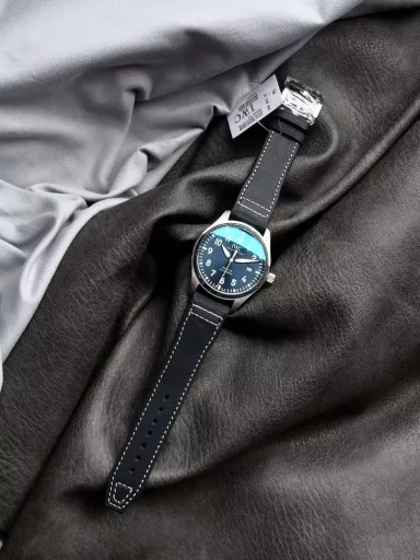 V7 Factory Seven-star Recommendation Mark 20IWC entry-level pilot watch series, the last to debut after 6 years! Mark XX accompanies you to flyFollowing the previous work, the 18th generation Mark XVII launched in 2016, it skipped the XIX and went straight to Mark XX. The new watch design is slightly adjusted, and the case modification is more practical and comfortable to wear than the previous generation. In addition to providing two classic options of blue and black, there is also a green color that echoes the hottest color in the watch industry in recent years.V7 Factory Mark 20 is the only version of the same model in the industry that dares to present a true and false comparison evaluation, correcting the shortcomings of the existing versions on the market. Its structure and details are copied one by one according to the original. After disassembly, it is perfectly consistent with the original, a true perfect clone.The top-grade case of V7 Factory continues the 40mm stainless steel case manufacturing process of Mark 18 watch, but the soft iron cover is cancelled, and the thickness is slightly reduced from the original 11MM to 10.83MM. The crown is still screw-in, and the outer lugs are slightly wider than before, and the vertical spacing is reduced from the original 51.2MM to 49.2MM, which makes it more comfortable to wear. The bezel is mirror-polished to highlight the three-dimensional sense. Its diameter, thickness, curvature, and the details of the bottom cover edge line are not missed. It is 100% gentle and original, and the corners are polished very well. The dense bottom design adds points to the perfection of the watch. The V7 bottom cover is perfectly restored by brushing, and there are no dead angles at all angles.The dial of this V7 factory is the same as the original one, and is still equipped with an imported double-sided anti-reflective convex sapphire mirror with the same transparency as the original one. The scale and time scale still maintain the white printing process. The difference from Mark 18 is that the length of the 3, 6, 9, and 12 time scales has been increased, the luminous strip has been changed into a luminous layer, and the Arabic numerals have been moved closer to the center of the dial as a whole. The 