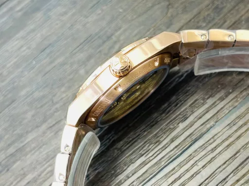 Vacheron Constantin's new Overseas automatic watch for women!1⃣️The new watch has a diameter of 35 mm, which is the same size as the original!2⃣️Equipped with the 9015 modified 1088/1 automatic winding movement, it highlights the slim and light sports style, like a delicate bracelet lingering around the wrist.3⃣️The watch is equipped with an integrated bracelet, which is composed of thin Maltese cross-shaped links, fitting the wrist like a second layer of skin.4⃣️Through the transparent case back, you can appreciate the rich decorative details that have been carefully carved.5⃣️Through the transparent case back, you can appreciate the rich decorative details that have been carefully carved. The bridge on one side of the case back is decorated with exquisite Geneva ripples. The iconic gold rotor of this series is decorated with a wind rose compass pattern, which symbolizes the spirit of never-ending travel and exploration with its graceful and endless dance.VC Factory's masterpiece is welcome to all goddesses! You deserve it!
